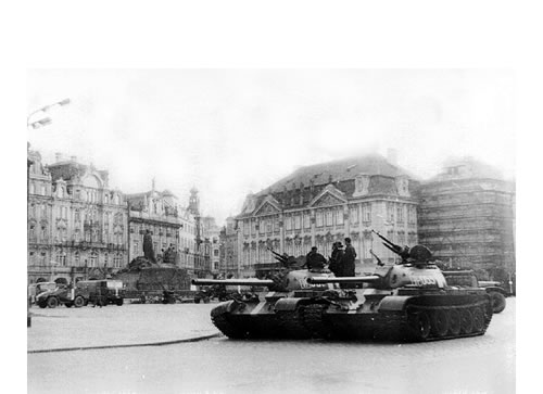 Tanques soviéticos en la ciudad vieja de Praga.